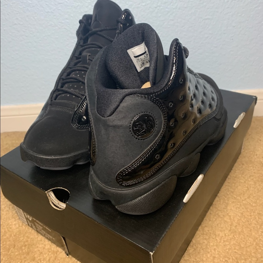 Black cap and gown Jordan 13